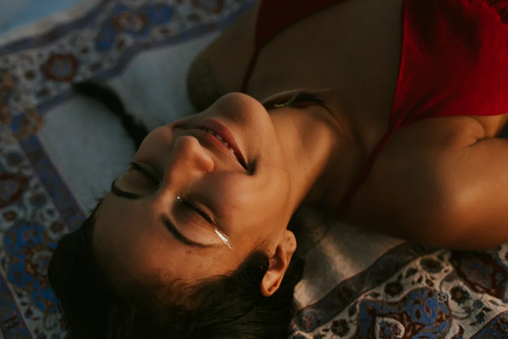 Sorriso acolhedor de Alejandra sob a luz solar