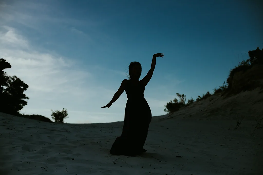 Silhueta ritualística ao entardecer na imensidão dos sonhos