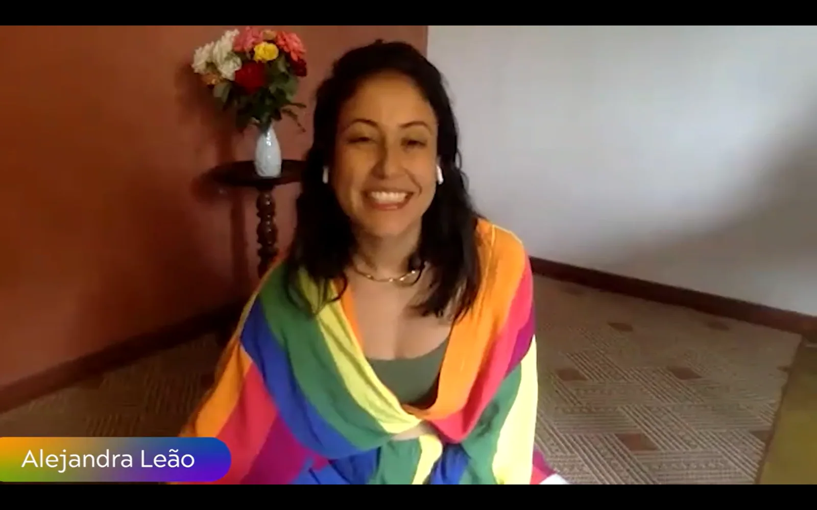 Alejandra Leão sorrindo na aula Rosa Arco-Íris, captura enviada pelo cliente.